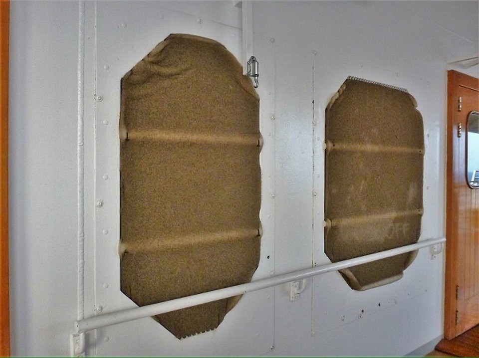 Vereinigte Arabische Emirate -  - Die Frischluftzufuhr auf den Aussendecks wurden wegen dem Sandsturm abgedeckt. 