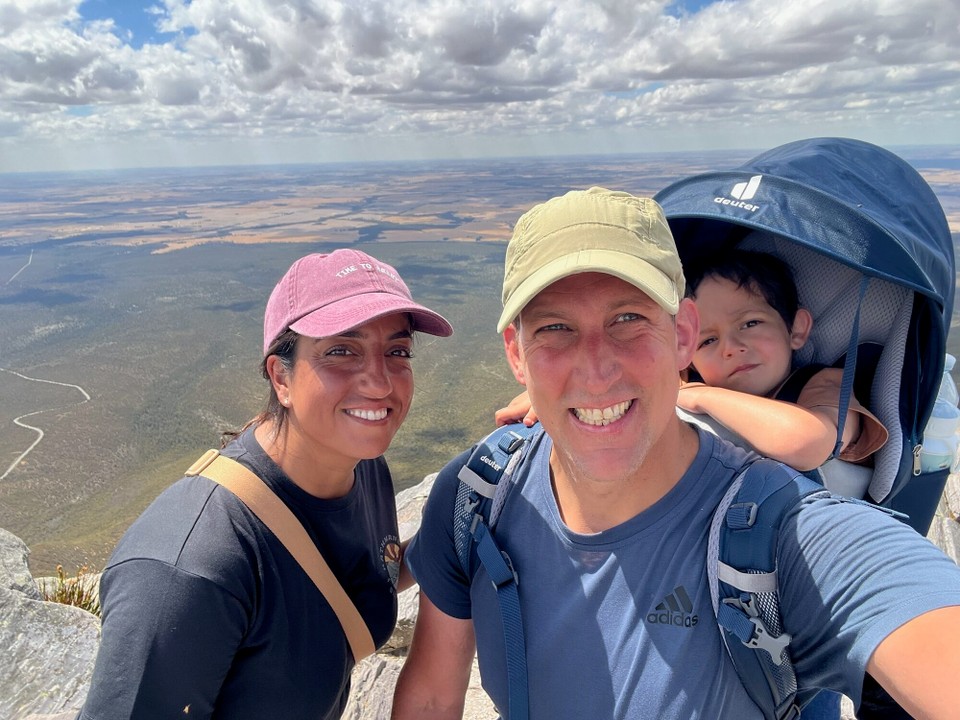 Australien - Stirling Range National Park - Oben angekommen reichte die Kraft grad noch für ein Familienselfie.