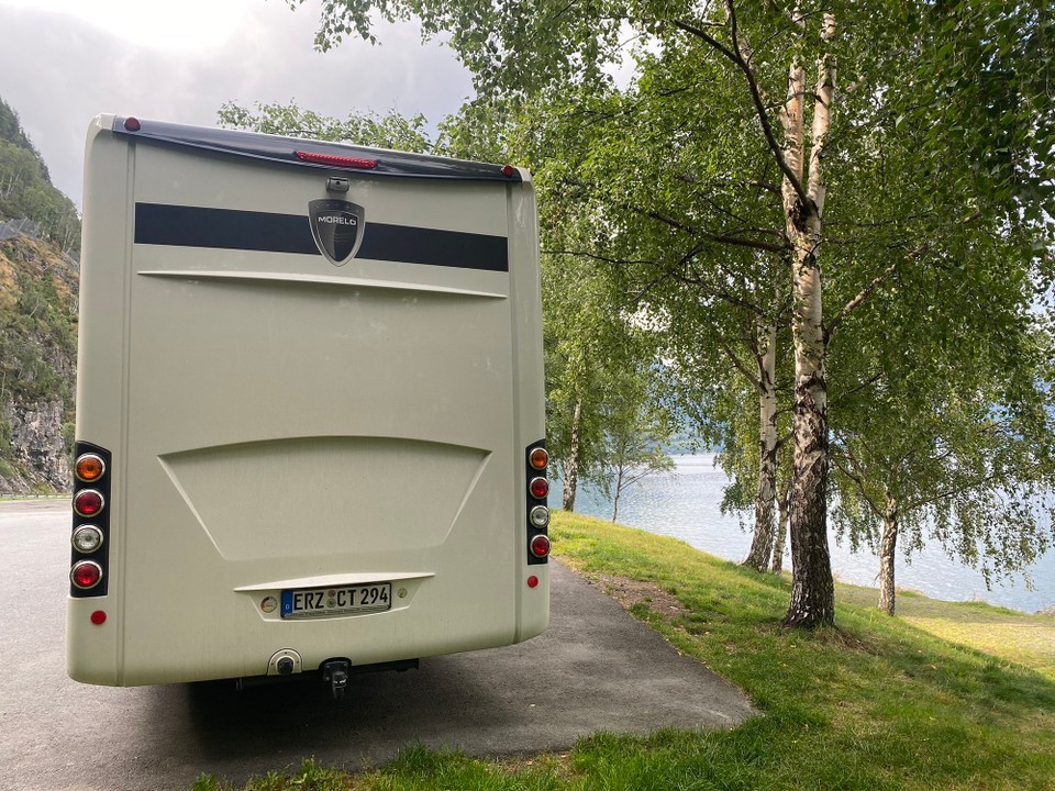 Norwegen - Øvre Årdal - Ein gassistopp an einem Fjord. 