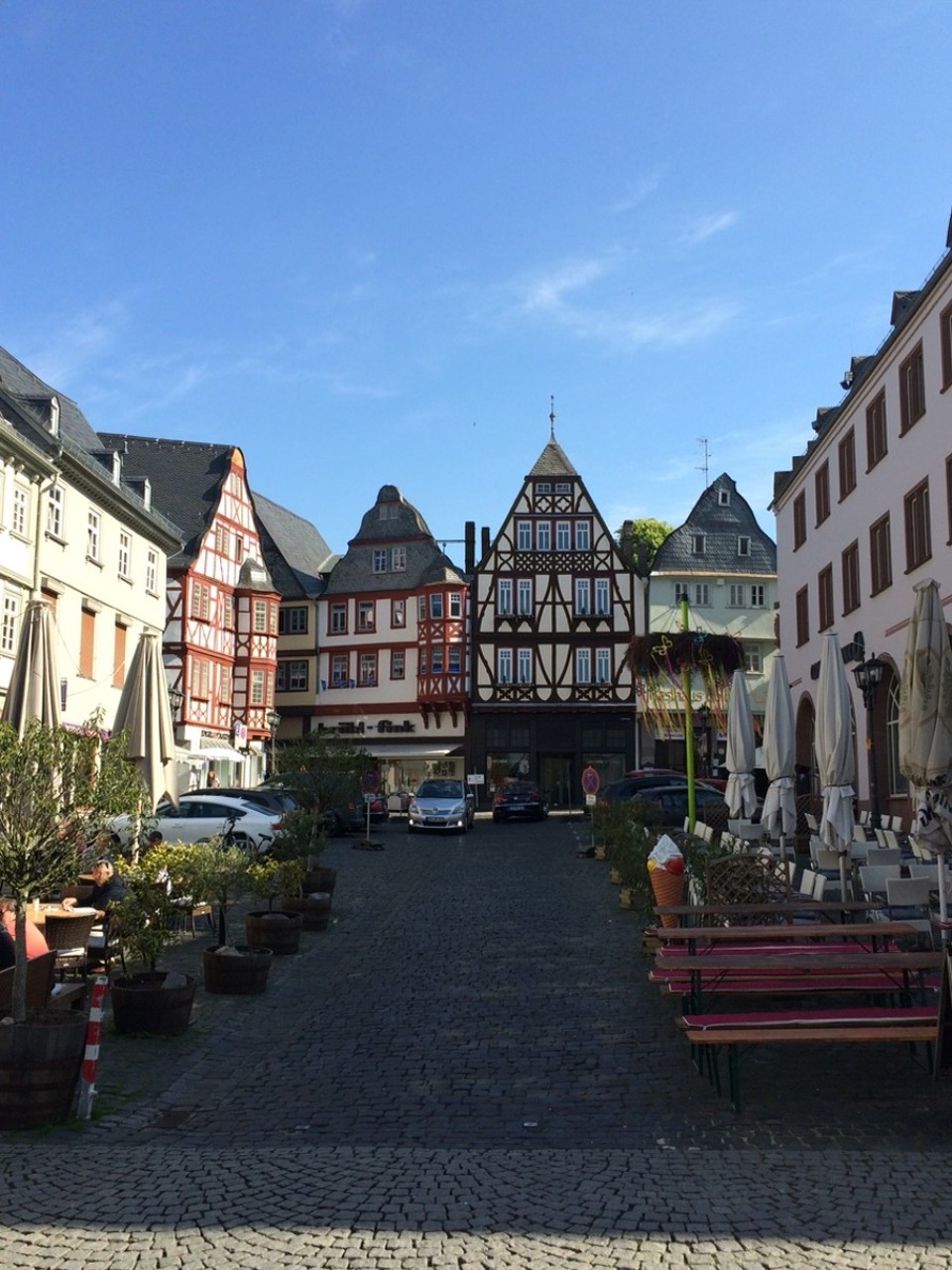 Deutschland - Limburg an der Lahn - Der Kornmarkt.

Wie der Name schon sagt, wurde in der Vergangenheit auf dem Kornmarkt hauptsächlich Getreide verkauft. Heute besitzt der großzügig angelegte Platz dadurch ausreichend Fläche für Straßencafés und Biergärten. Die Bebauung des Platzes stammt aus unterschiedlichen Zeiten. 