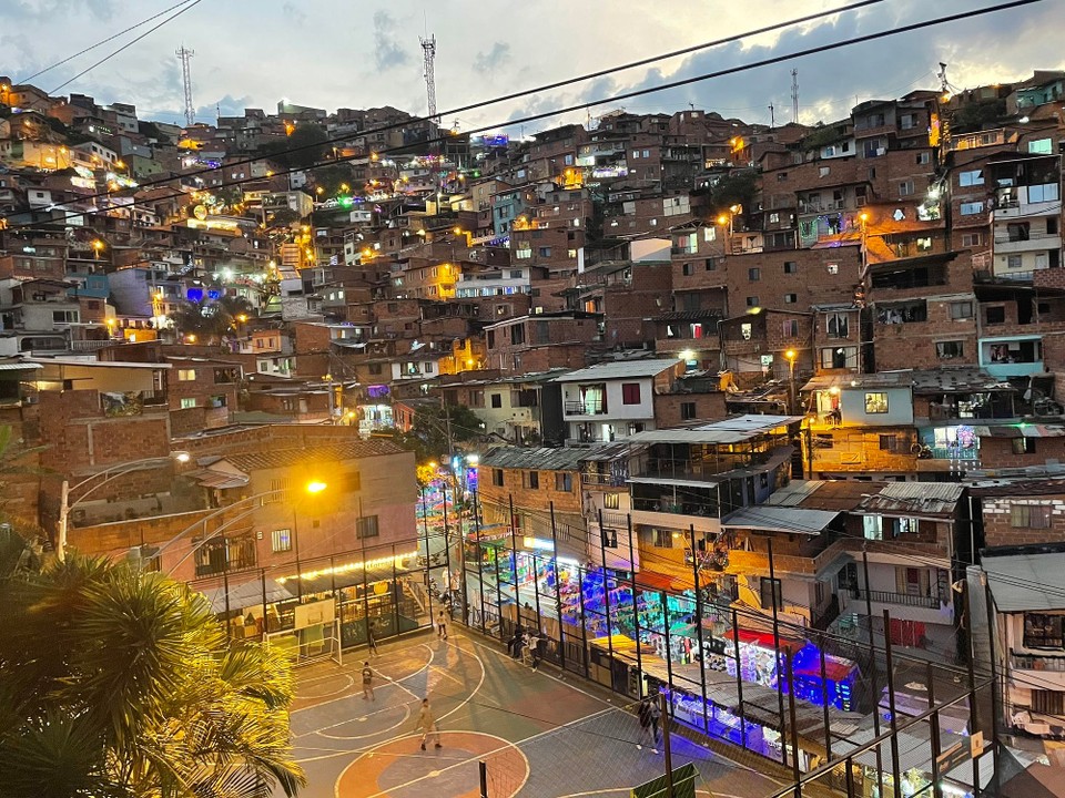 Kolumbien - Medellín - Die Comuna 13 galt in den 90ern noch als gefährlichstes Viertel der Stadt mit fast täglichen tödlichen Auseinandersetzungen zwischen Drogenbanden, Paramilitärs und Sicherheitskräften…