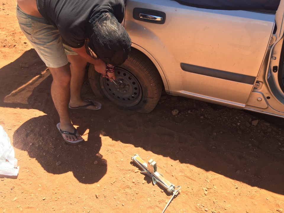 Australien - Karijini - 30 km auf der Straße und ein platter Reifen später 