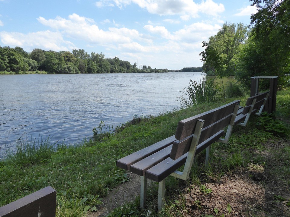 Tschechien - Mělník - ... Pause habe ich dann doch lieber am Fluss gemacht. Ich denke, das ist die weltschönste Bank. Jemand anderer Meinung?
