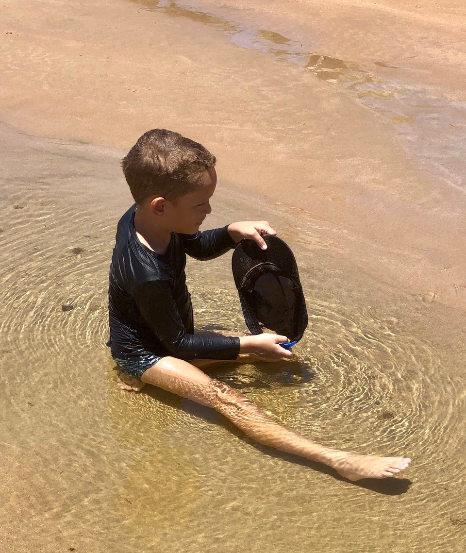 Brasilien - Lauro de Freitas - Kinder spielen in den Mulden bei Ebbe