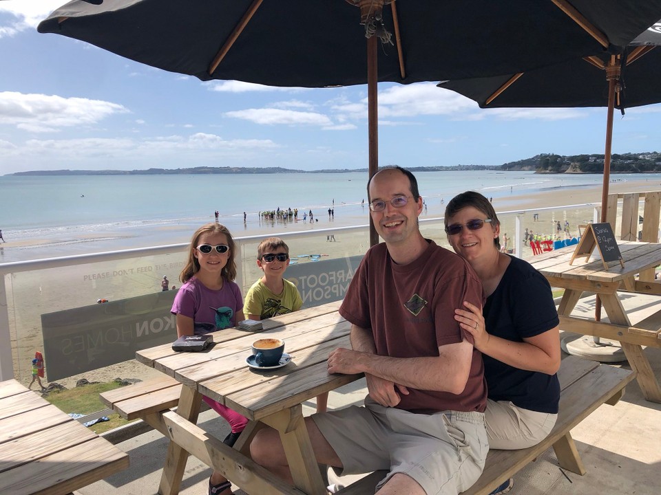 Neuseeland - Dome Valley - Kurzer Zwischenstopp zum Einkaufen (Countdown) und für einen Kaffee (Kotare Bistro am Strand) in Orewa.