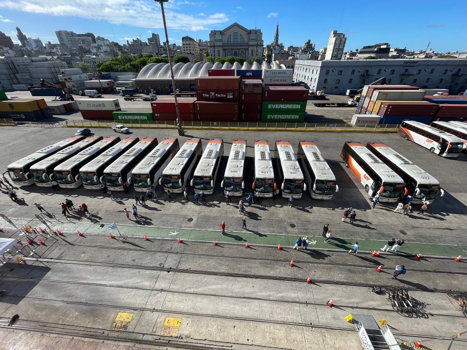 Uruguay - Montevideo - die Ausflugsbusse schon aufgereiht