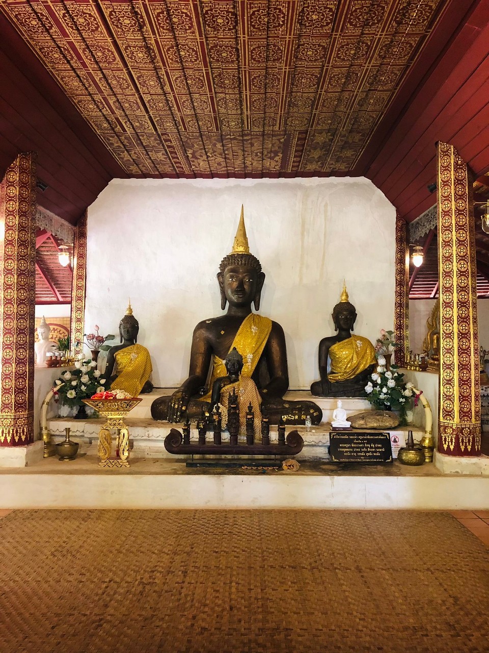 Thailand - Tambon Tha Wang Tan - Ein kleiner Tempel von Innen 