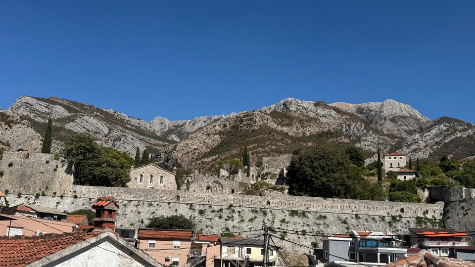 Montenegro - Budva - Unser südliches Ziel war erreicht.
Stari Bar, die Altstadt der Küstenstadt Bar. Die alten Ruinen haben ihren ganz besonderen Charme. In den engen Gassen der Altstadt tummeln sich zahlreiche kleine Händler und leckere Restaurants. 