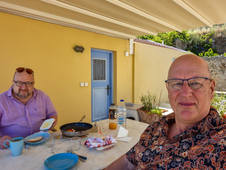 Griechenland - Symi - Frühstück auf der Terrasse des New Spiti, welch ein Luxus diese nutzen zu dürfen.