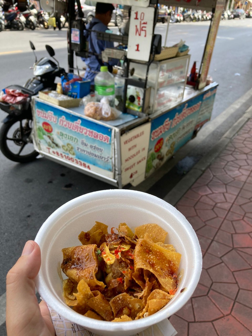 Thailand - Bangkok - Lass ich mich zum probieren überreden 😅 war aber auch echt lecker! Dumplings mit knusprigen Teigteilchen, Chili und Sojasoße 