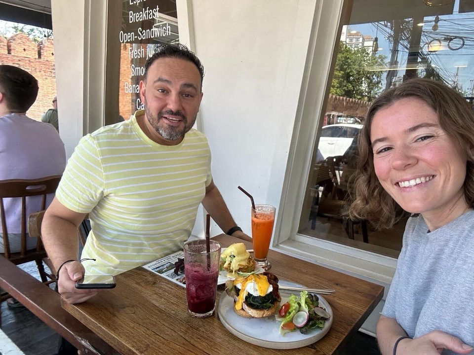 Thailand - Chiang Mai - Das Frühstück im Café „Stories“ war fantastisch. Das Egg Benedict schmeckte fast so gut wie im Hilton. Dazu Vitamin-C-Bomben und Smoothies. So lecker muss ein Tag beginnen!