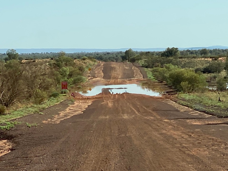 Australien - Mount Zeil - Marlyse am Steuer sah mit Bangen diesem Wasserlauf entgegen