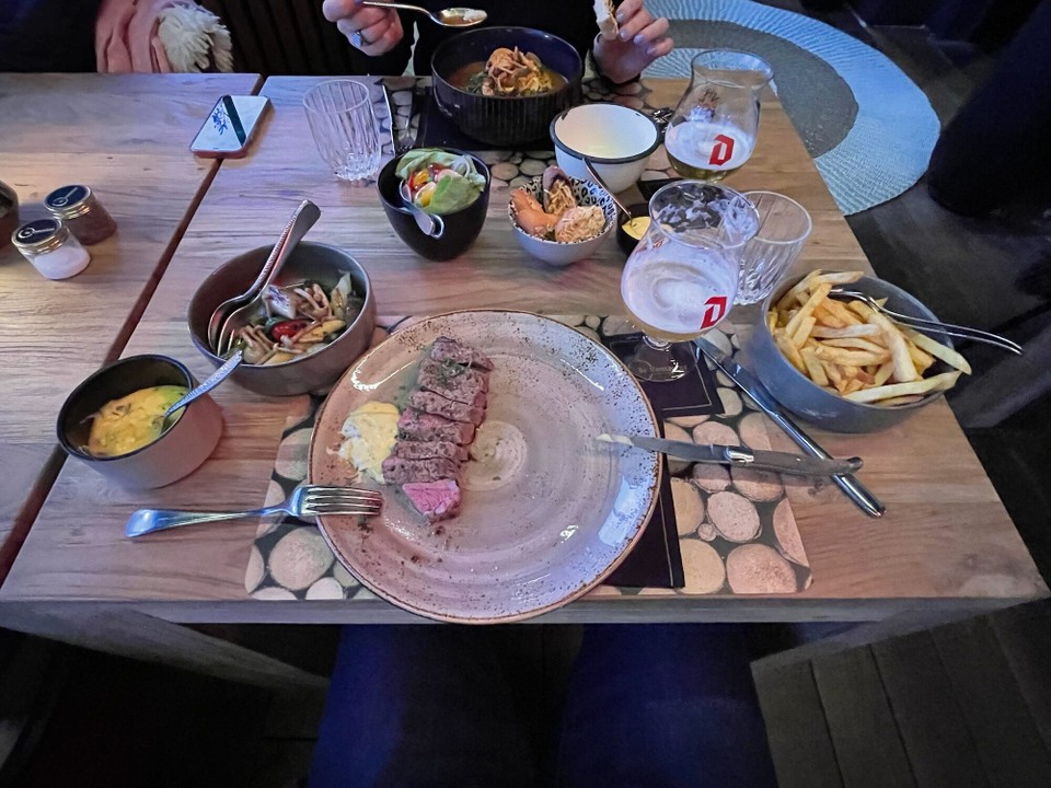 Belgien - Middelkerke - Eigentlich haben wir ganz woanders essen wollen, sind aber aufgrund fehlender Reservierung in einem noblem Restaurant gegenüber gelandet und ???