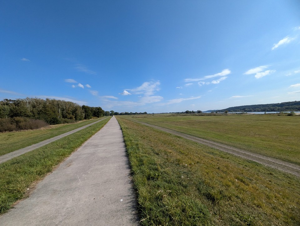 Deutschland - Lenzen (Elbe) - Danach sind wir geradelt, geradelt, geradelt. Immer auf dem Deich ohne jegliche Zivilisation. Inzwischen mussten wir schon ein wenig auf die Zeit achten. Lag doch noch einiges vor uns.