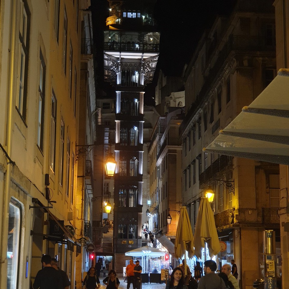 Portugal - Lisboa - Der Elevador de Santa Justa wurde in 1902 gebaut. Die Aussichtsplattform mit einem Café bietet eine tolle Aussicht. 