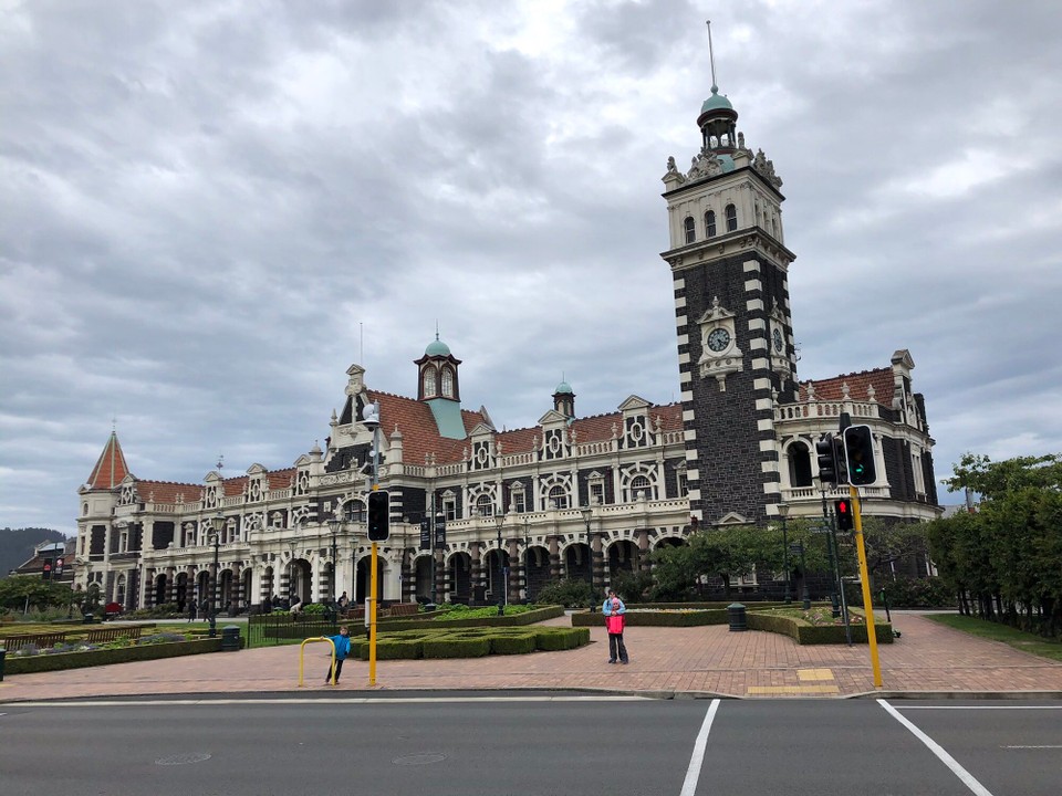 Neuseeland - Dunedin - Das berühmte Bahnhofsgebäude von Dunedin (das meistfotografierte Gebäude von Neuseeland).
Nicolas meint dazu nur: das ist uuu hässlich, ist ja nur schwarz und weiß.