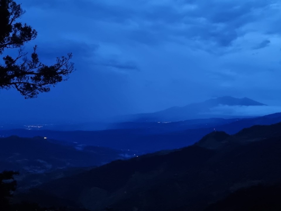 Panama -  - Die Wolken ☁️ haben sich auch ein wenig verzogen und den Blick in der Abenddämmerung freigegeben