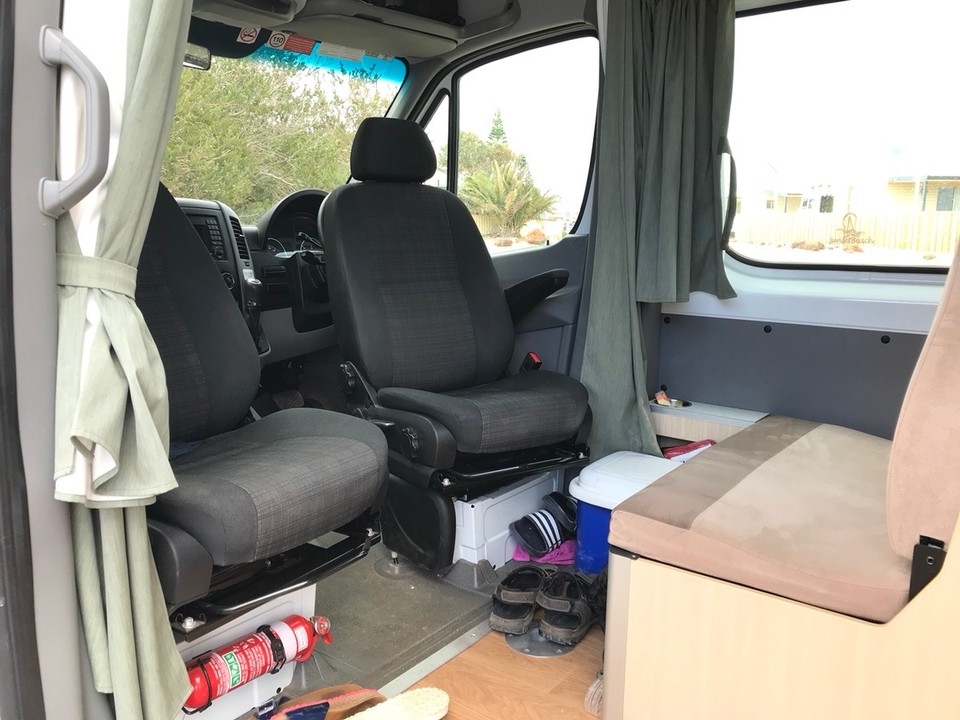 Australien - Geraldton - Sitze können gedreht werden und ein Tisch kann davor auf gebaut werden und es ist ein Sitzplatz für eine dritte Person. 