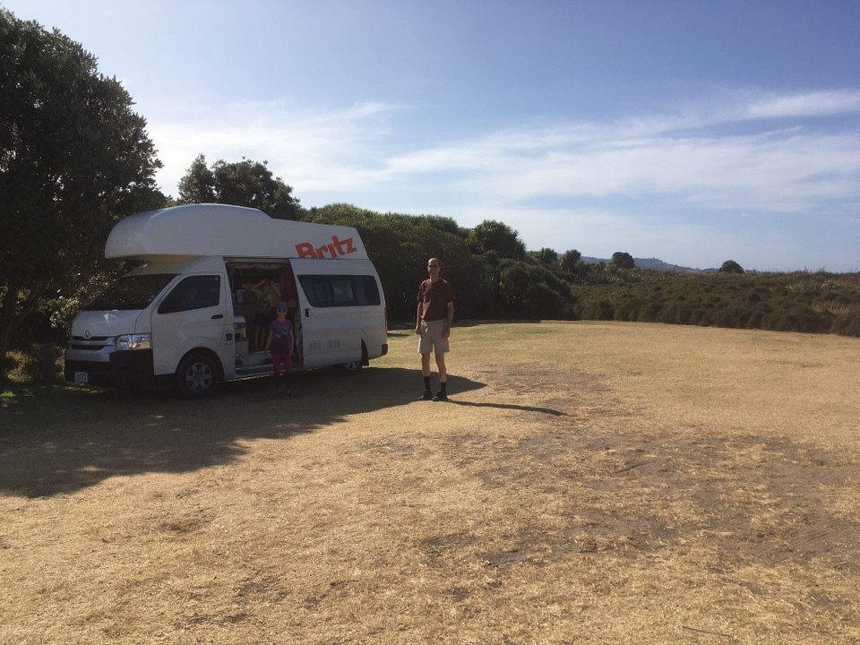 Neuseeland - Tawharanui Peninsula - Unser Platz im Tawharanui Camping. Wir sind fast alleine ...