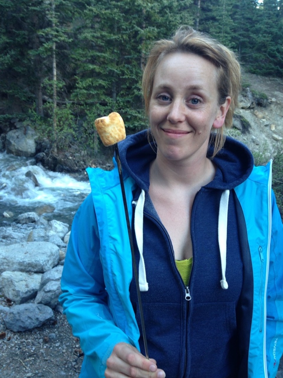 Canada - Icefield Campground - Marshmallows boven het kampvuur van onze 'friend for a night' Brandon.