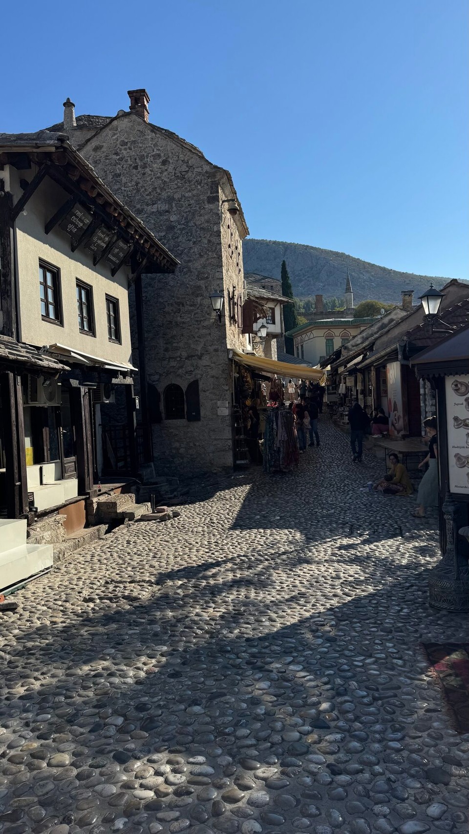 Bosnien und Herzegowina - Grad Trebinje - Die malerische Kopfsteinpflastergasse stammt aus der Mitte des 16. Jahrhunderts aus der Zeit des Osmanischen Reiches.
Es ist schon ein seltsames Gefühl auf diesen glatten, glänzenden Steinen zu gehen.