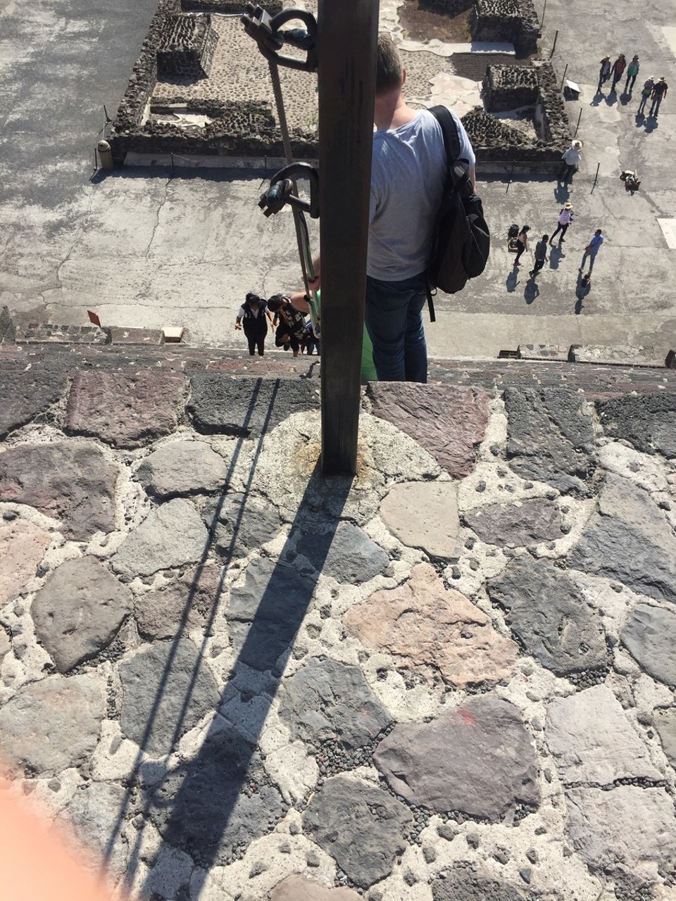 Mexiko - Teotihuacán - Der Abstieg von der Mondpyramide ist noch steiler als von der Sonnenpyramide...