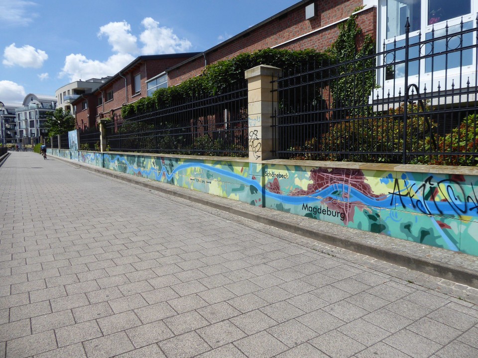 Deutschland - Magdeburg - Besonderen Spaß hatte ich natürlich an dieser Mauerbemalung an der Promenade. Die gesamte Elbe von der Quelle bis zur Mündung. Alle Orte drauf. Fast meine Reise 😁🚴‍♀️.