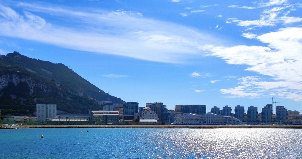 Gibraltar - unbekannt - Nochmal "Ocean Village" - diesmal am Tag und von Außen. Hier gilt:  "Was man sieht ist nicht das was man tatsächlich sieht". Das Kreuzfahrt-Schiff gehört zu "Ocean Village" und ist tatsächlich ein Hotel.