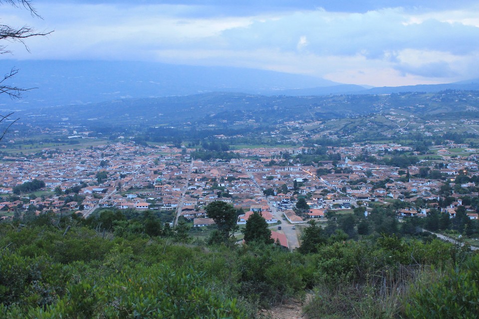 Kolumbien - Villa De Leyva - Villa de Leyva von oben. Die ersten Lichter sind schon an.