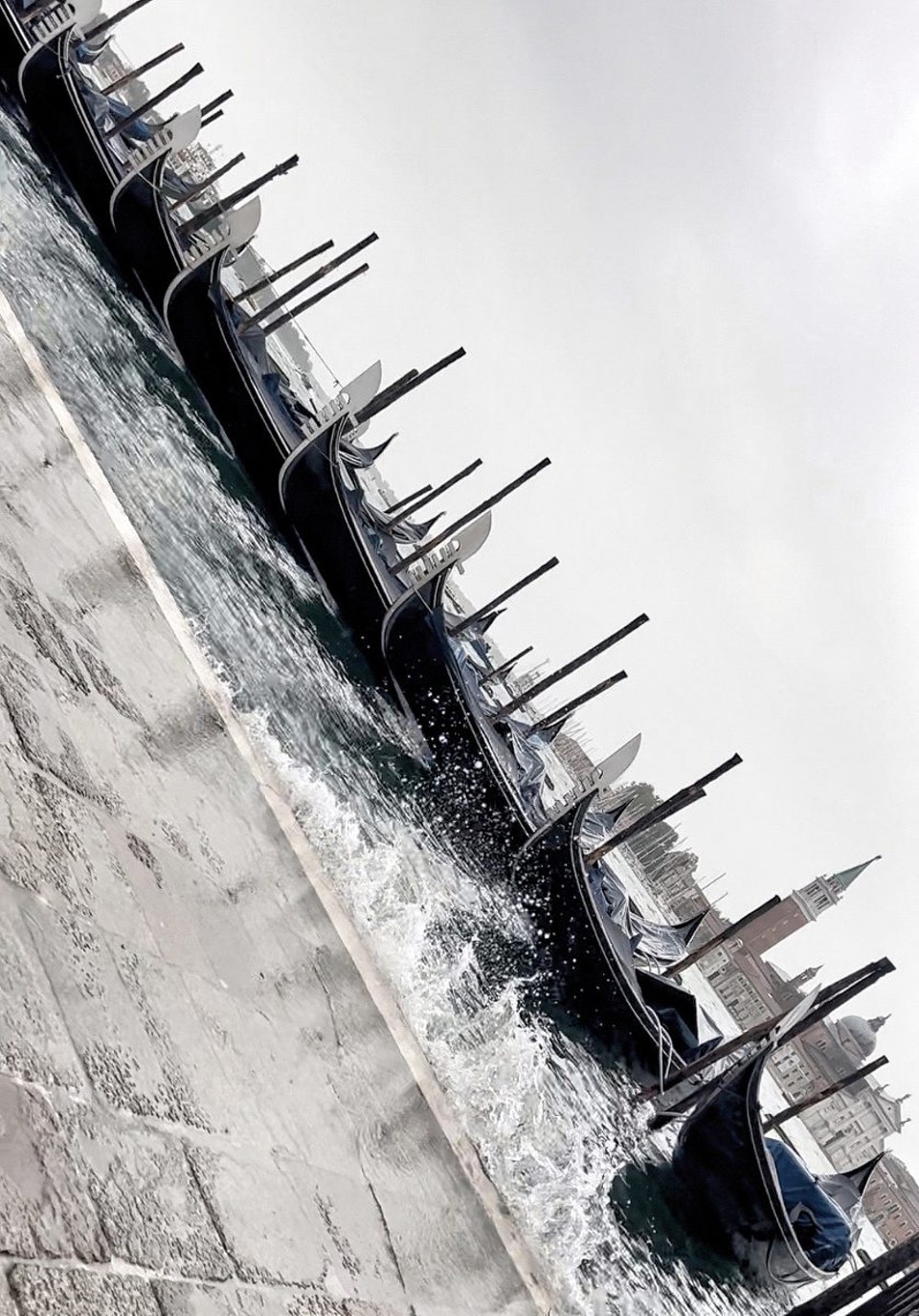 Italien - Venedig - Das Wasser schwappt tatsächlich auf den Markusplatz und aktuell regnet es nur leicht. 