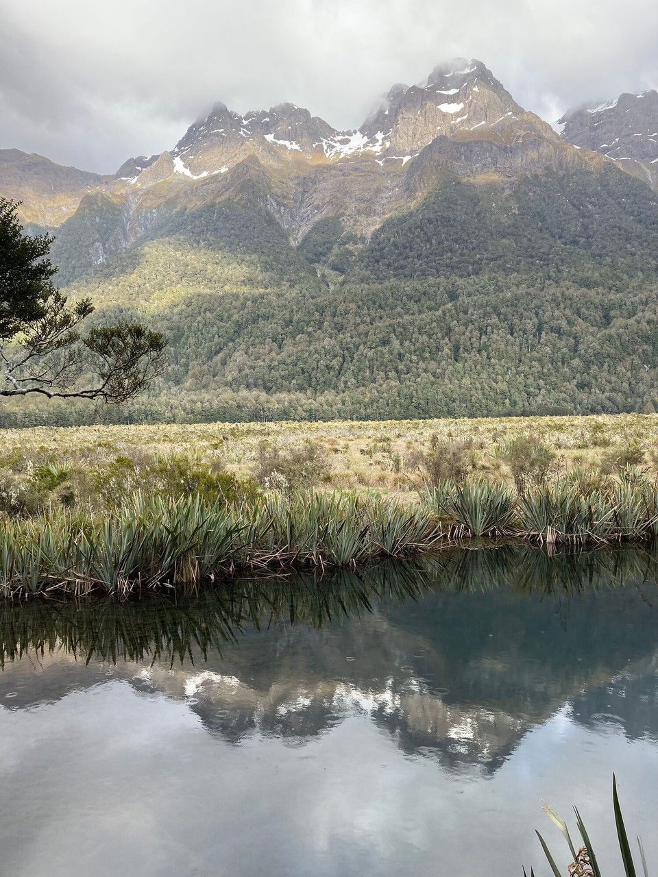 Neuseeland - Mararoa Waimea Ward - Unterwegs ein paar Stopps - hier am Mirror Lake, leider ein wenig getrübt durch die Regentropfen