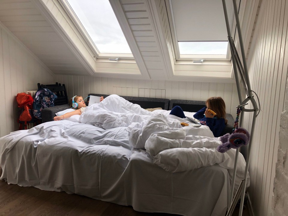 Island - Reykjavík - Na, so lässt es sich doch gut in den Tag starten 😂👍 iPad und Essen im Bett...