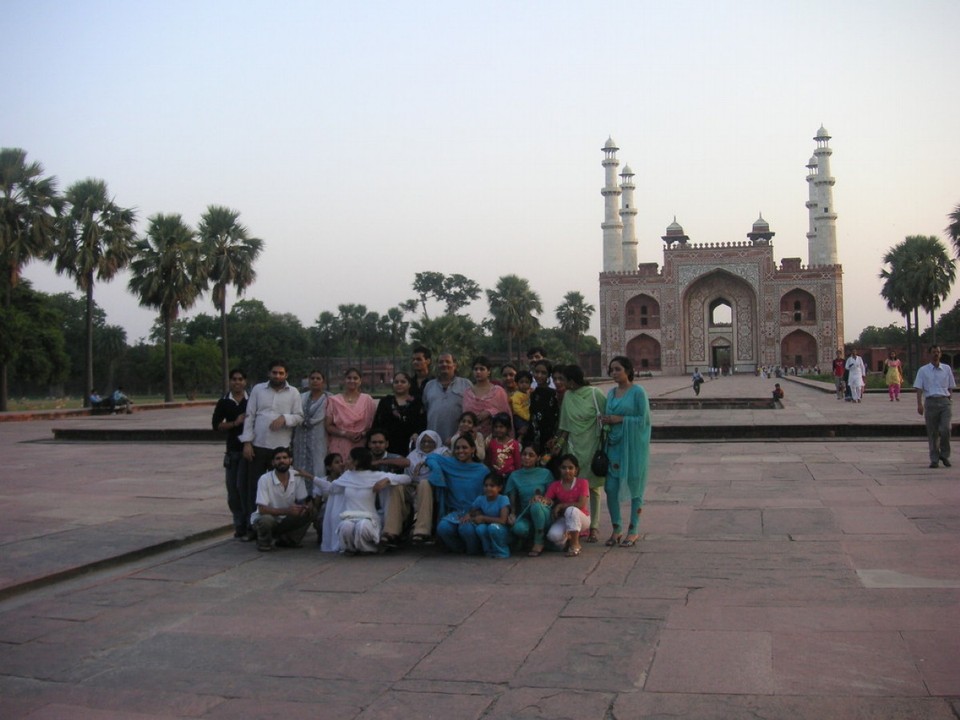 Indien - Agra - Ein indisches Gruppenfoto vor der Moschee