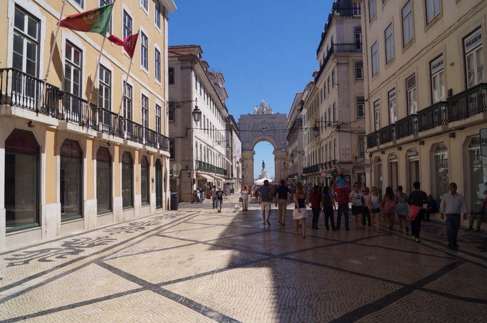 Portugal - Lissabon - Hier finde ich es so schoen, am strand wollen alle die Sonne aber in der Stadt nur wenige.