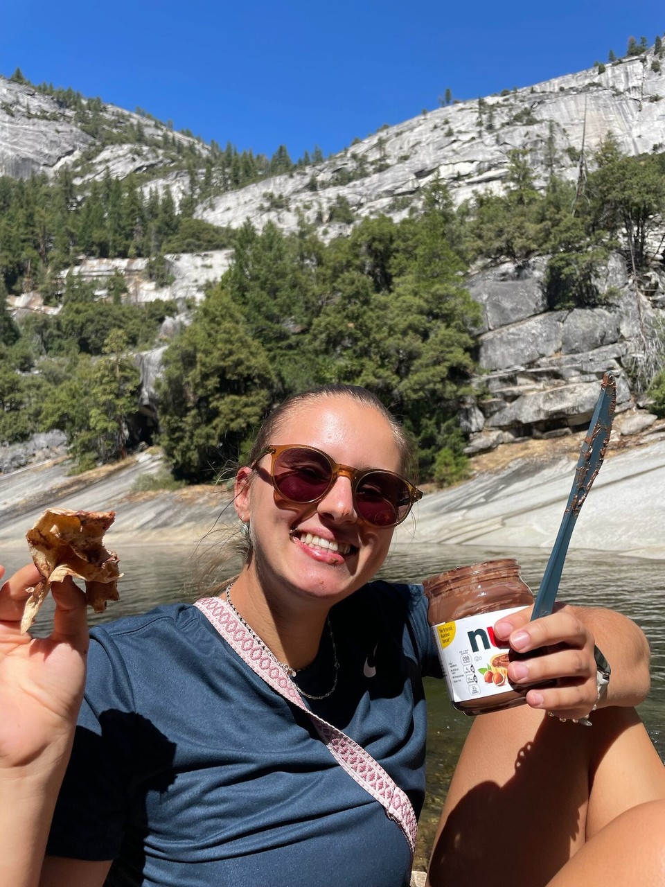 Vereinigte Staaten - Yosemite National Park - Mier hend denn Obe am Wasserfall Zmittag gässe. Es hed Wraps geh mit Nutella und Banane. Ih dem chline „Seeli“ hemmer nochli Füess badet (es esch sehr chalt gsi und bade esch verbote gsi).😊