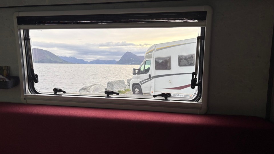 Norwegen - Volda - Blick vom Wohnzimmer zum Nachbar 