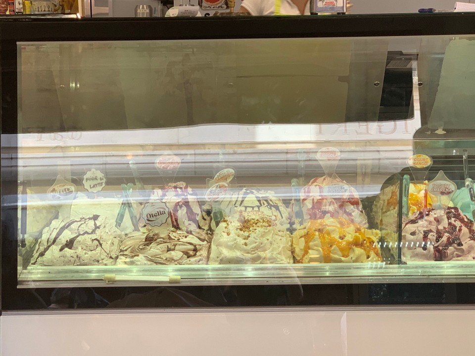 Italien - Sirmione - Laut einer fundierten Aussage ist echtes italienisches Eis niemals so aufgehäuft, sondern flach in den entsprechenden Eisbehältern💡💡💡