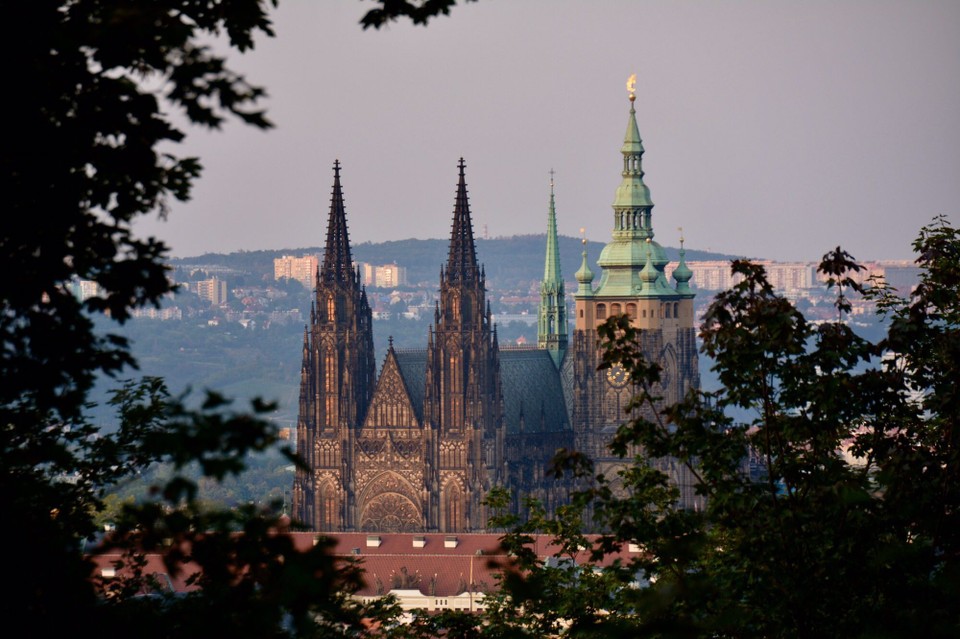 Tschechische Republik - Prag - Prager Burg vom Petrín Garten aus