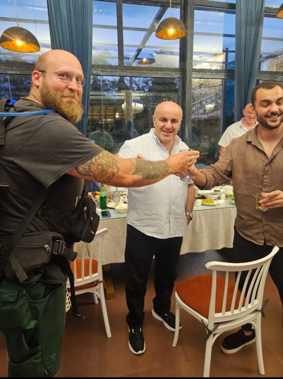 Georgien - Ananuri - In der Mitte das Geburtstagskind und rechts der Sohn der uns eingeladen hat 