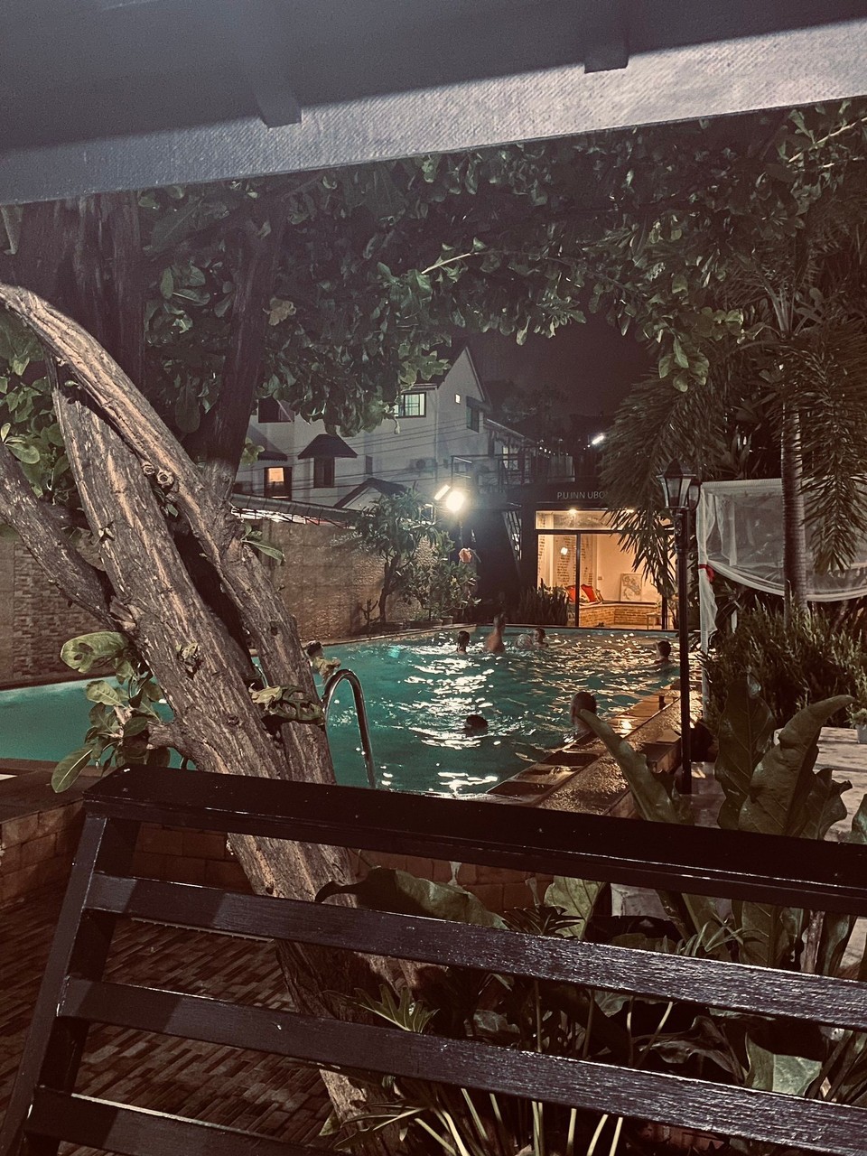 Thailand - Ayutthaya - Die Jungs genießen noch eine Abkühlung im
Pool. 