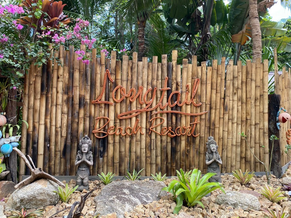 Thailand - Ko Pha-ngan - Longtail Beach Resort 

Hier im Paradies dürfen wir für 5 Tage bleiben. 
Ich chille in der Hängematte, die Jungs schaukeln und Frank nascht Kokosnuss.