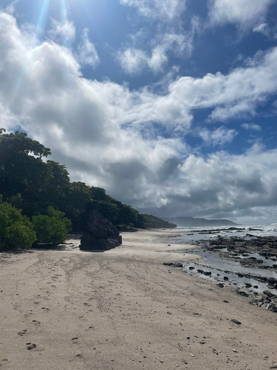 Costa Rica -  - … und anschließend den Spaziergang zurück am leeren Strand antreten 👣 