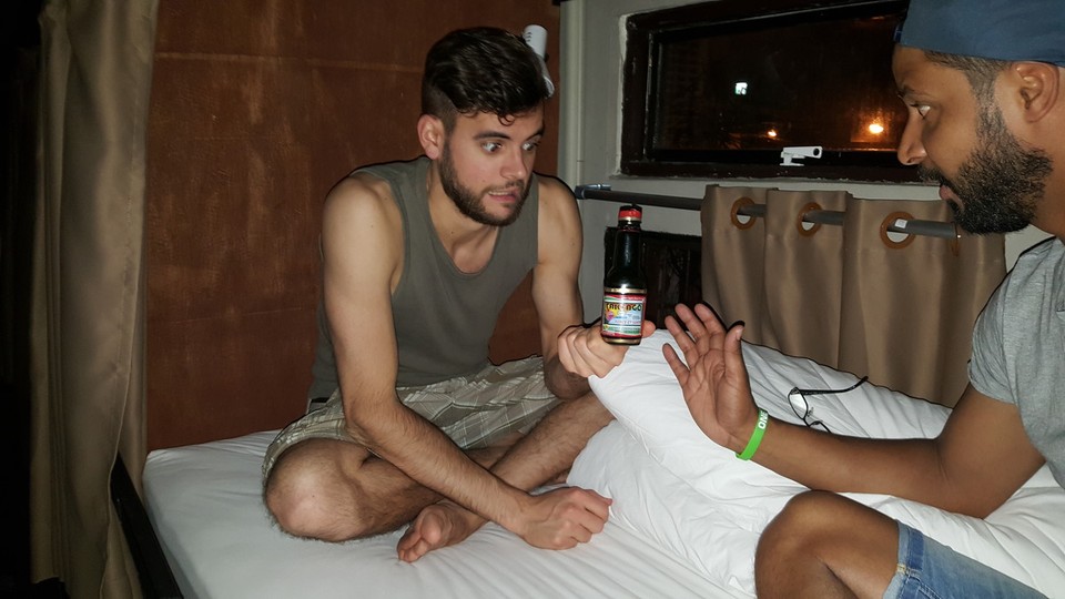 Thailand - Bangkok - Der Kongo Wein welchen ich schon um die halbe Welt gefahren habe muss heute noch vernichtet werden.  So schlimm schmeckte er dann doch nicht. 
