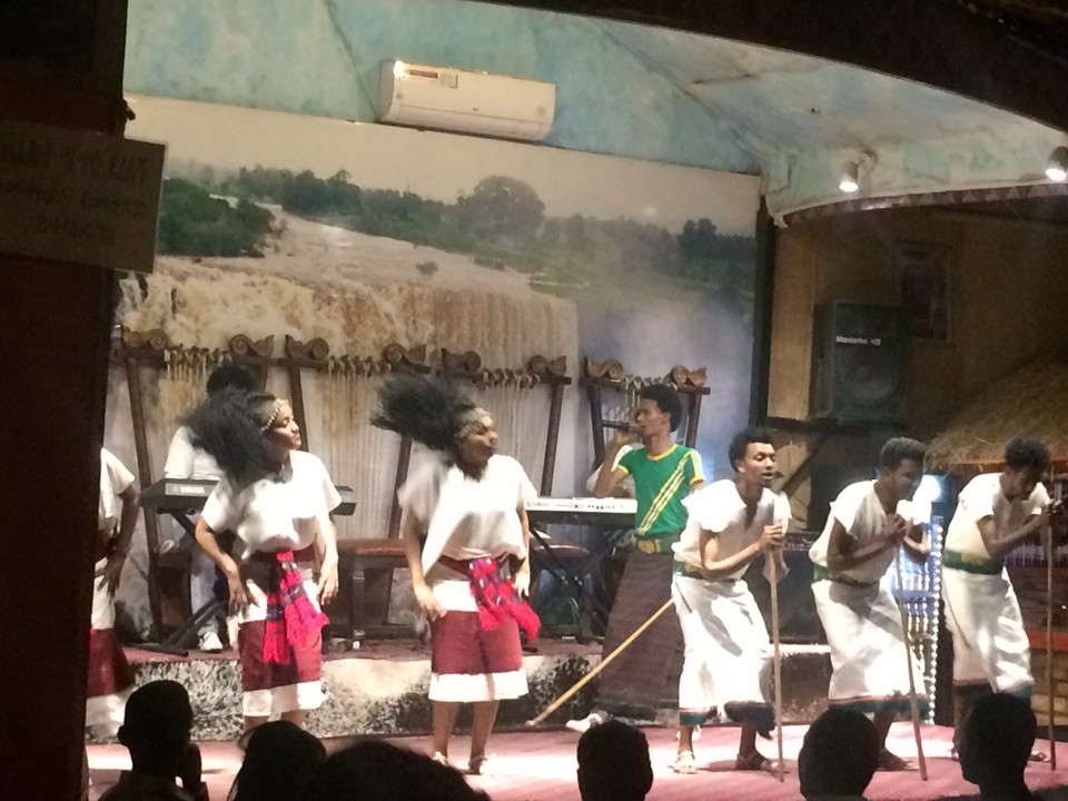 Äthiopien - Bahir Dar - Abend in einem Traditionsrestaurant, nicht zum ersten Mal. Wer will schon in einen Tourischuppen. Tatsächlich lieben die Äthiopier selbst diese Läden...