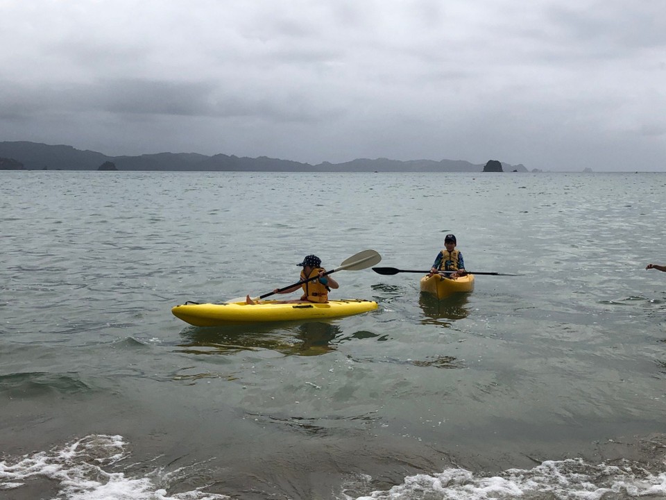 Neuseeland - Cooks Beach - Hier schaukelt es auf den Kajaks mehr als beim  letzten Mal
