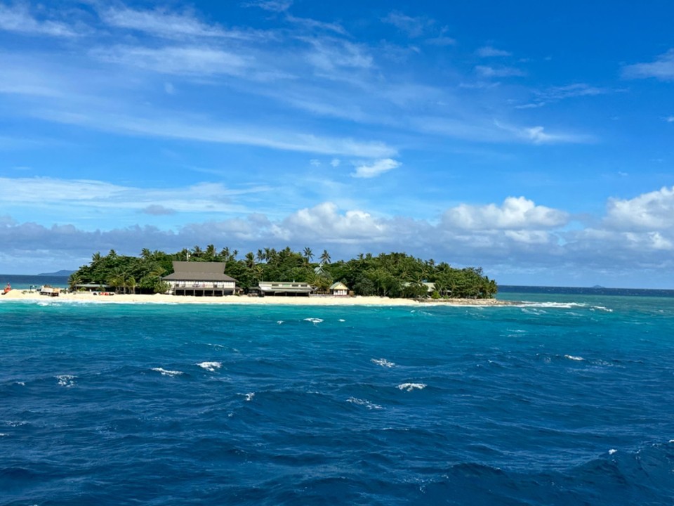 Fidschi - Yalobi - Wir passieren Southsee Island, Beachcomber Island Resort und Treasure Island