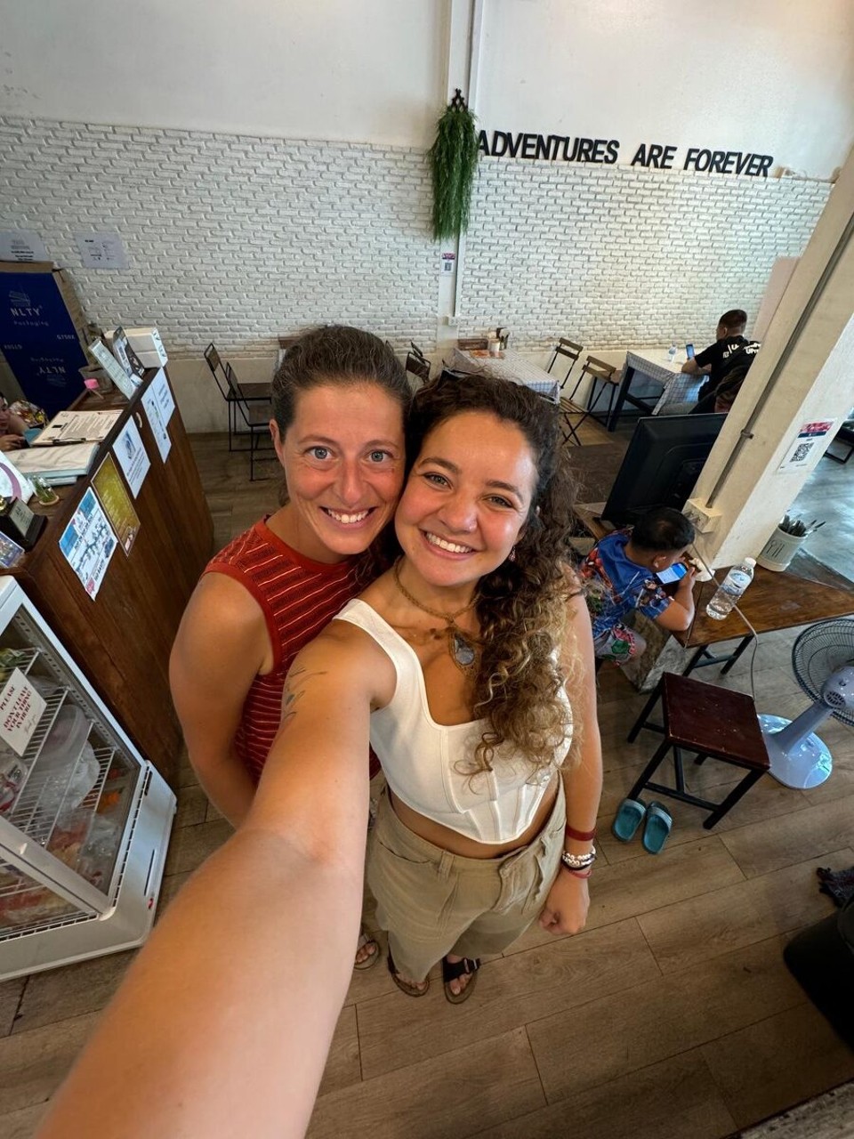Thailand - Lopburi - Jade (Brasilien) heute noch beim Frühstück getroffen und dann gleich wieder verabschieden, manchmal trifft man sich einfach zum falschen Zeitpunkt 😕
