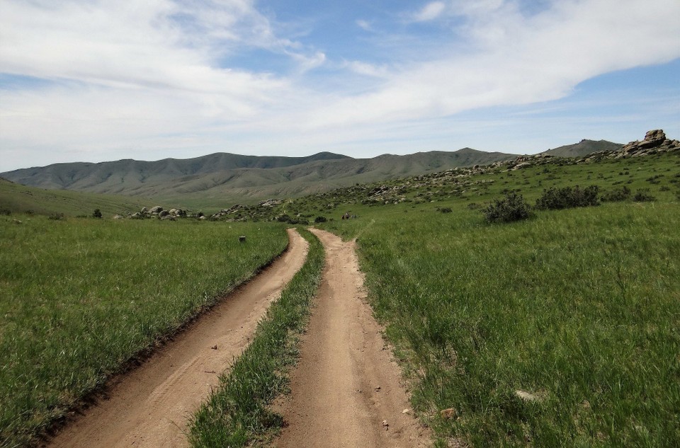 Mongolia - unbekannt - The "road" through the park