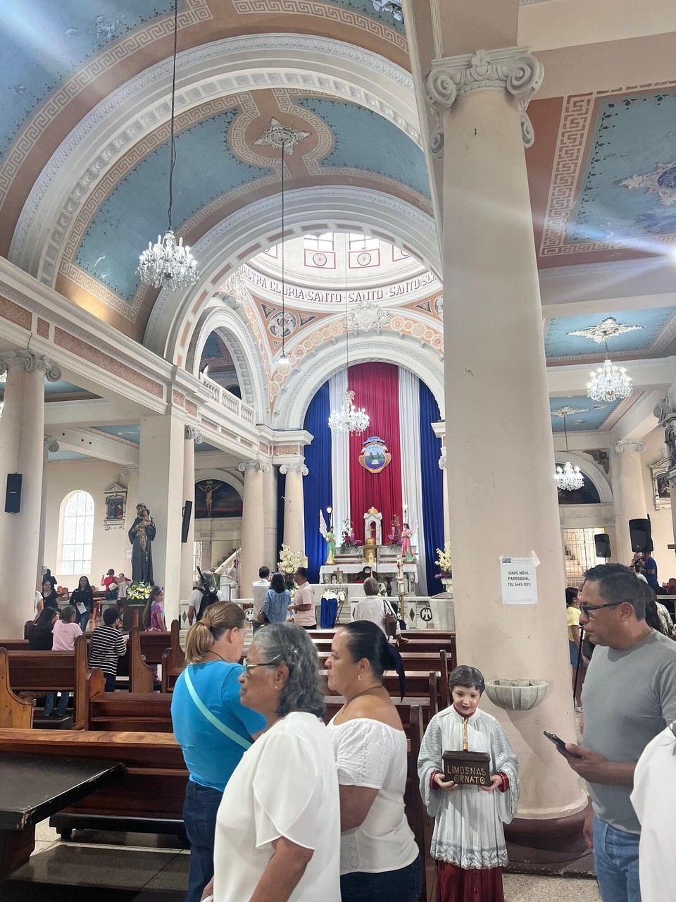 Costa Rica - San José - Am Sunntig bini mit minere Gastmuetter und de zwei junge Fraue wo au be ihre wohned in Gottesdienst. Es isch en katholischi chele und mis Fazit: es isch sehr schön gsi aber ich bin froh bini nit katholisch😅
