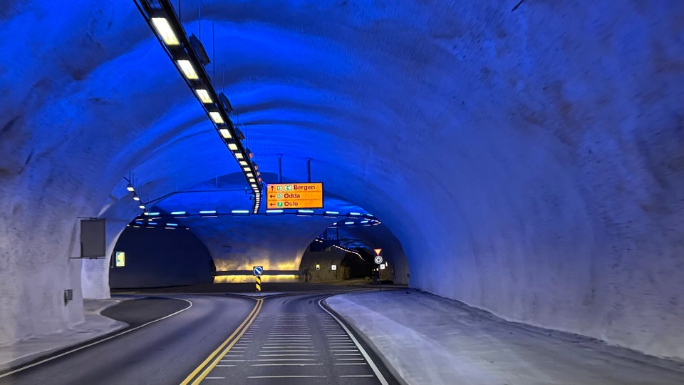 Norwegen - Eidfjord - Tunnel mit Blaulicht und Kreisverkehr 